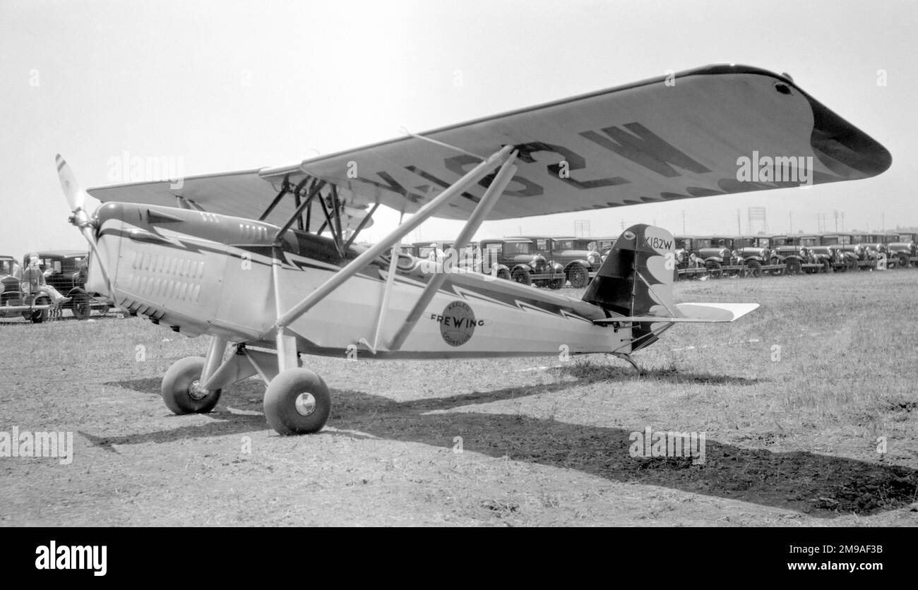 Keeler-Cornelius Fre-Wing X182W (msn PW-1). A metà degli anni '1920s George Wilbur Cornelius iniziò un programma di sperimentazione sulle ali ad incidenza variabile, formando la Cornelius Aircraft Co. A Glendale, California nel 1930. Il primo aereo, la Fre-Wing, fu progettato da Cornelius e C.C. Spangenberger come monoplano parasolo monoplanare in cui l'incidenza dei piani principali è stata regolata in modo differenziale come gli aleroni, e collettivamente come gli ascensori in combinazione con un piano di coda stabilizzatore. Il progetto fu brevemente ripreso all'inizio del 1941 da Cornelius-Hoepli, alimentato da un motore Franklin 130hp. Foto Stock