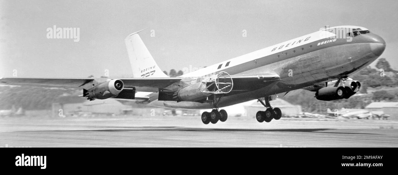 Boeing 367-80 N70700 (msn 17158) decollo da Boeing Field. N70700, inizialmente volato il 15 luglio 1954, fu il prototipo della famiglia Boeing 707 - 717 - Stratotanker ed è visto con un impianto di irrorazione dell'acqua davanti al motore numero 3 per le prove di glassa. Sono inoltre evidenti almeno tre diversi tipi di motore, per la verifica degli impianti. Foto Stock