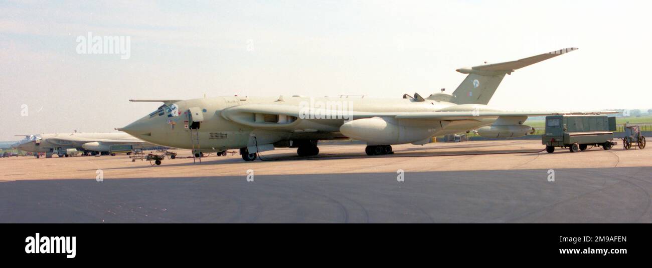 Royal Air Force - Handley Page Victor K.2 XH672 'Maid Marian', di No.55 Squadrone, in formazione con:- Panavia Tornado GR.1 'S' di No.2 Squadrone, 'JM' di No.27 Squadrone, 'AJ-Y' di No.617 Squadrone, dalla Marham Wing. Foto Stock