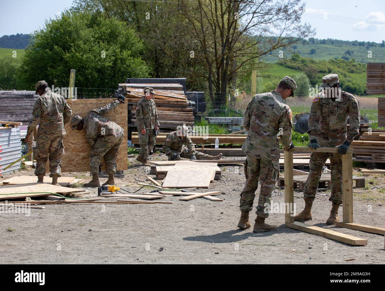 STATI UNITI I soldati dell'esercito costruiscono mobili per migliorare la qualità della vita in un sito di addestramento a Cincu, Romania, il 15 maggio 2022. Risolute Castle 22, un esercizio di formazione multinazionale congiunto, si concentra sulla preparazione degli ingegneri da parte dell'operatore a livello aziendale che imposta il Teatro europeo con infrastrutture critiche, assicurando al contempo i nostri partner e alleati dell'impegno degli Stati Uniti nella regione. Foto Stock