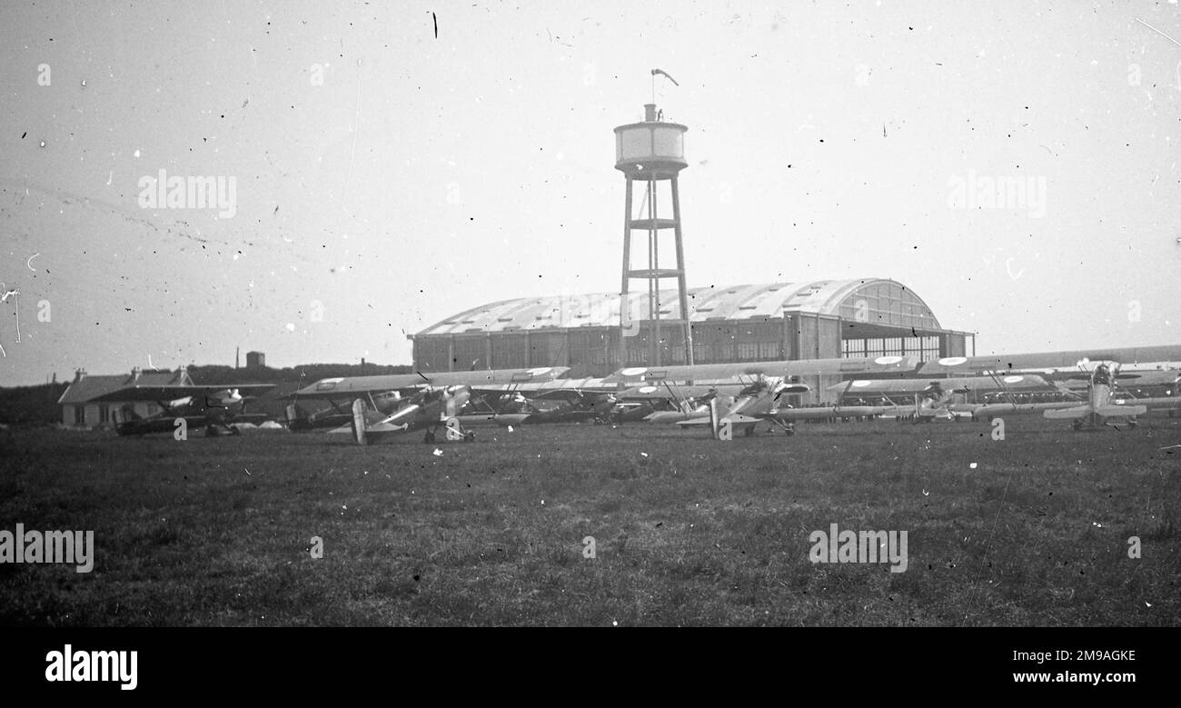 Vista generale di una revisione VVIP degli aeromobili dall'altro lato delle linee di revisione degli aeromobili. (L'immagine LH del negativo della lastra di vetro stereo). (Il VVIP potrebbe essere Albert Lebrun, presidente della Francia) Foto Stock