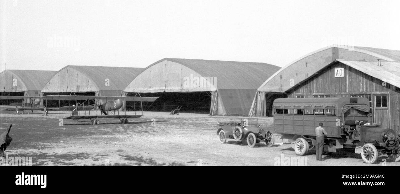 Aviation Militaire Francaise - Farman F1,40 trainer, in un campo aereo in Francia. Il veicolo Renault presenta il radiatore centrifugo, insolito ma piuttosto comune al momento, caratterizzato dal coperchio centrale rotondo e dalle matrici del radiatore che lo circondano. Foto Stock