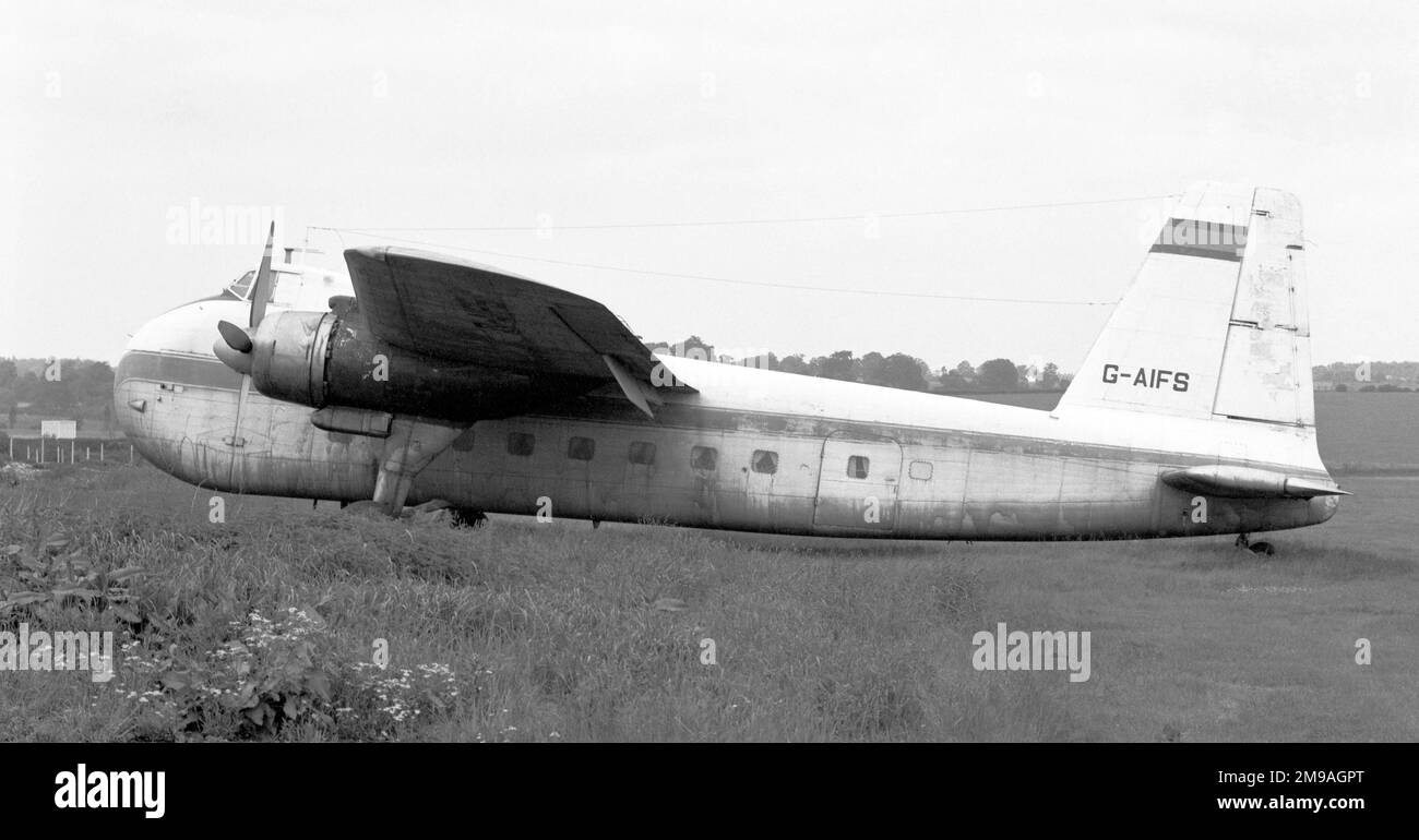 Bristol 170 Freighter Mk.21E G-AIFS (msn 12778) presso l'aeroporto di Luton poco prima di essere smantellato nel gennaio 1968. Da notare è l'olio sulla fusoliera, che indica che il motore numero 1 probabilmente ha scaricato il contenuto del serbatoio dell'olio a bordo in qualche fase. Foto Stock