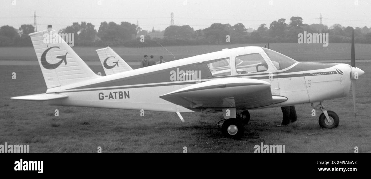 Piper PA-28-140 Cherokee G-ATBN (msn 28-20597) di Gregory Air Services, presso l'aerodromo di Denham. Foto Stock