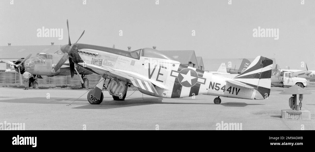 Nord America P-51D-30NT Mustang N5441V 'Spam Can' / 'VE' (msn 124-48335, ex 45-11582), presso il Planes of Fame Museum, Ontario, California. Questo velivolo fu successivamente utilizzato nell'iconico spot di Breitling del 2011. Foto Stock
