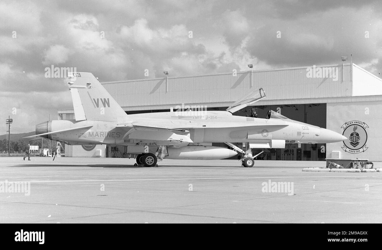 United States Marine Corps - McDonnell Douglas F/A-18A-8-MC Hornet 161710 (msn 55, codice unità VW, indicativo di chiamata 03) di VMFA-314 'Black Knights', presso la stazione aerea di El Toro Marine Corps. Foto Stock