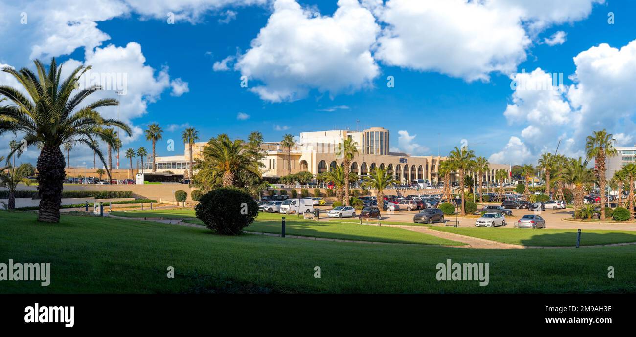 Luqa, Malta - 26 ottobre 2022. Paesaggio con l'edificio principale dell'Aeroporto Internazionale di Malta. Foto Stock