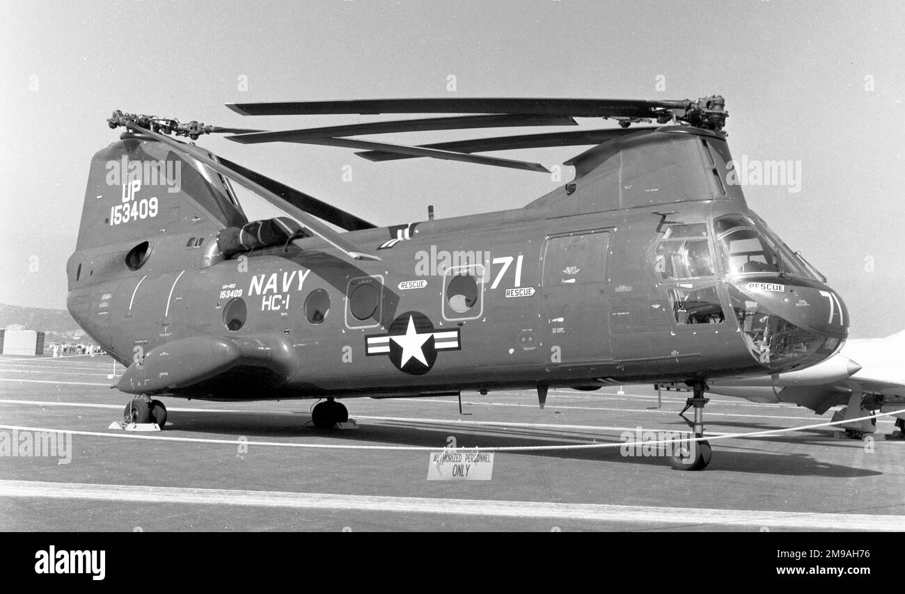 United States Navy - Vertol UH-46D 153409 (codice base SU, segnale di chiamata 71) di HC-1, come elicottero da trasporto pubblico a media alzata per il ruolo di fornitura di combattimento della Marina statunitense. Foto Stock