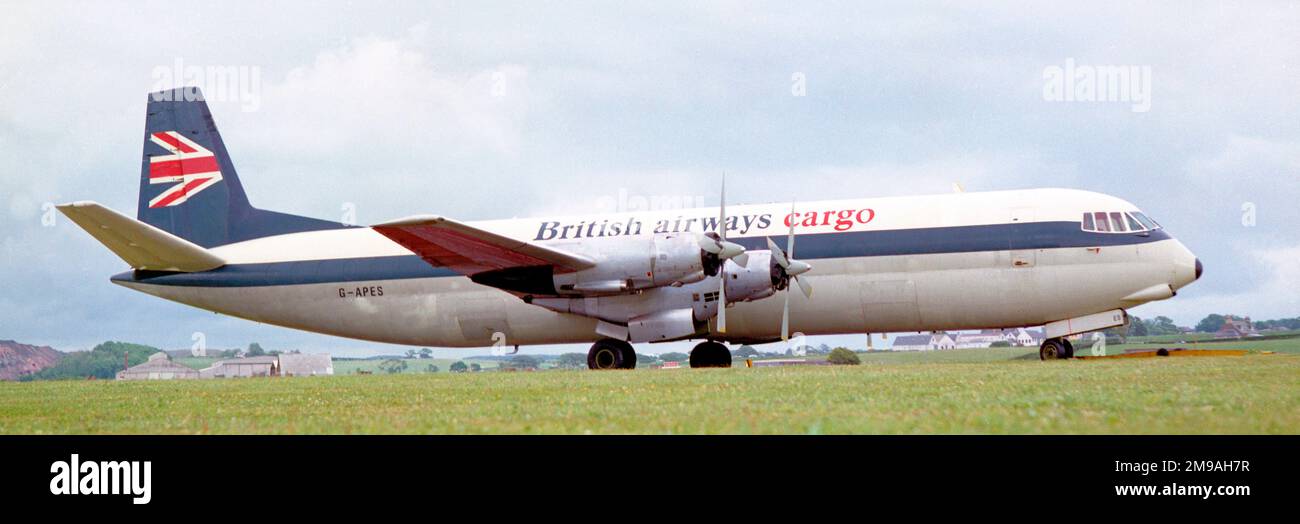 Vickers 953C Merchantman G-APES (msn 721, di British Airways Cargo. I mercantili sono stati convertiti da passeggeri che trasportano Vanguards. Consegnato nuovo a BEA British European Airways come G-APES, un Vickers V953 Vanguard, nel gennaio 1962, operò solo come aeromobile per passeggeri per 8 anni prima di essere convertito in V953C standard mercantile nell'aprile 1970 per l'operazione da parte di BEA Cargo. BEA e BOAC si sono fuse nell'aprile 1974 per formare British Airways e l'aeromobile ha continuato a funzionare fino a quando non è stato venduto ad Air Bridge Carriers nel novembre 1976. I vettori Air Bridge furono rinominati Caccia Cargo ai Foto Stock