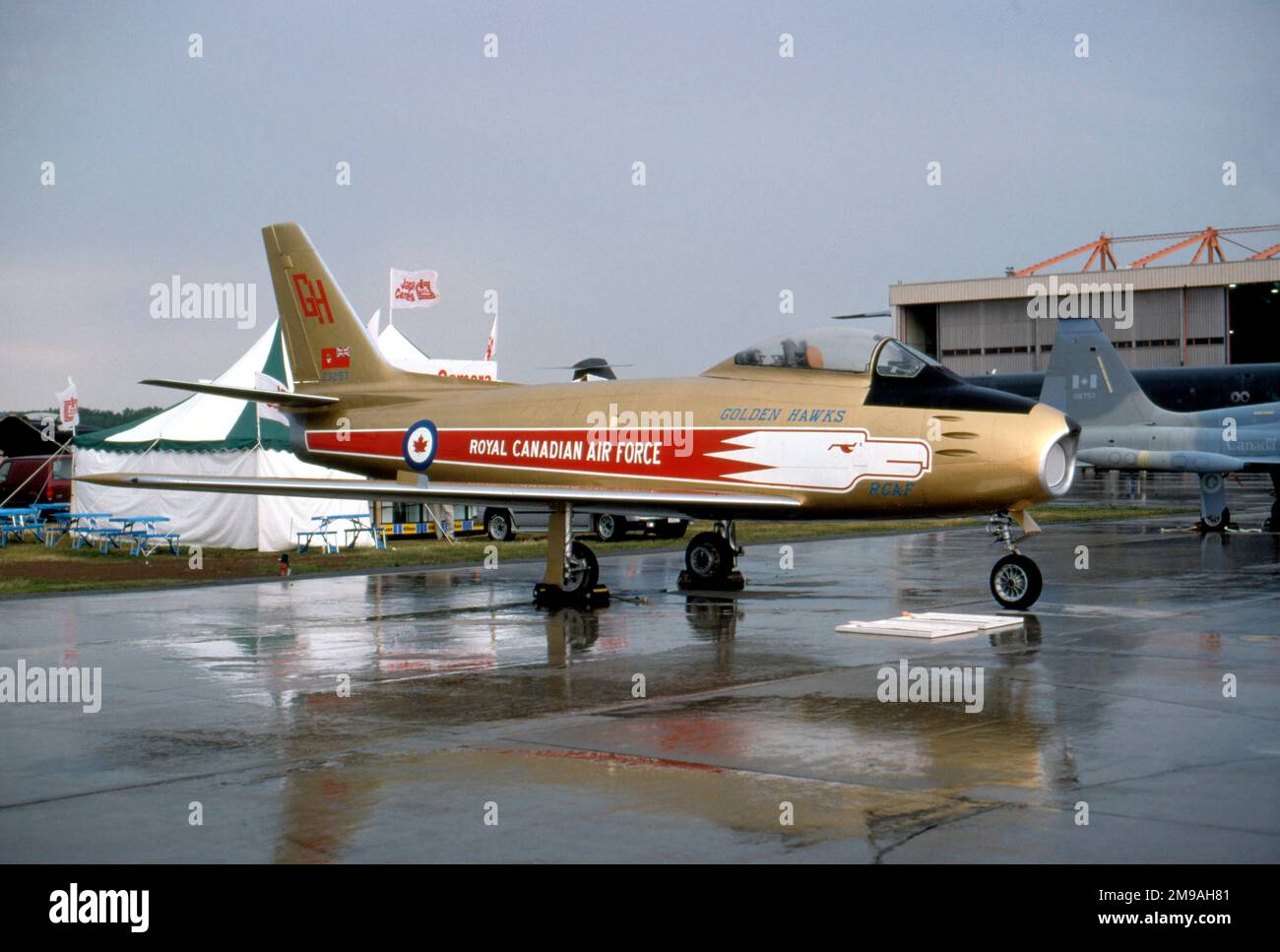 (Royal Canadian Air Force) - Canadair CF-86 (CL-13A) Sabre Mk. 5 23257 (msn 1047, costruito nel 1954), visto nei colori della squadra di aerobica RCAF dei Golden Hawks al National Air Force Museum of Canada a CFB Trenton/ON (YTR). Foto Stock