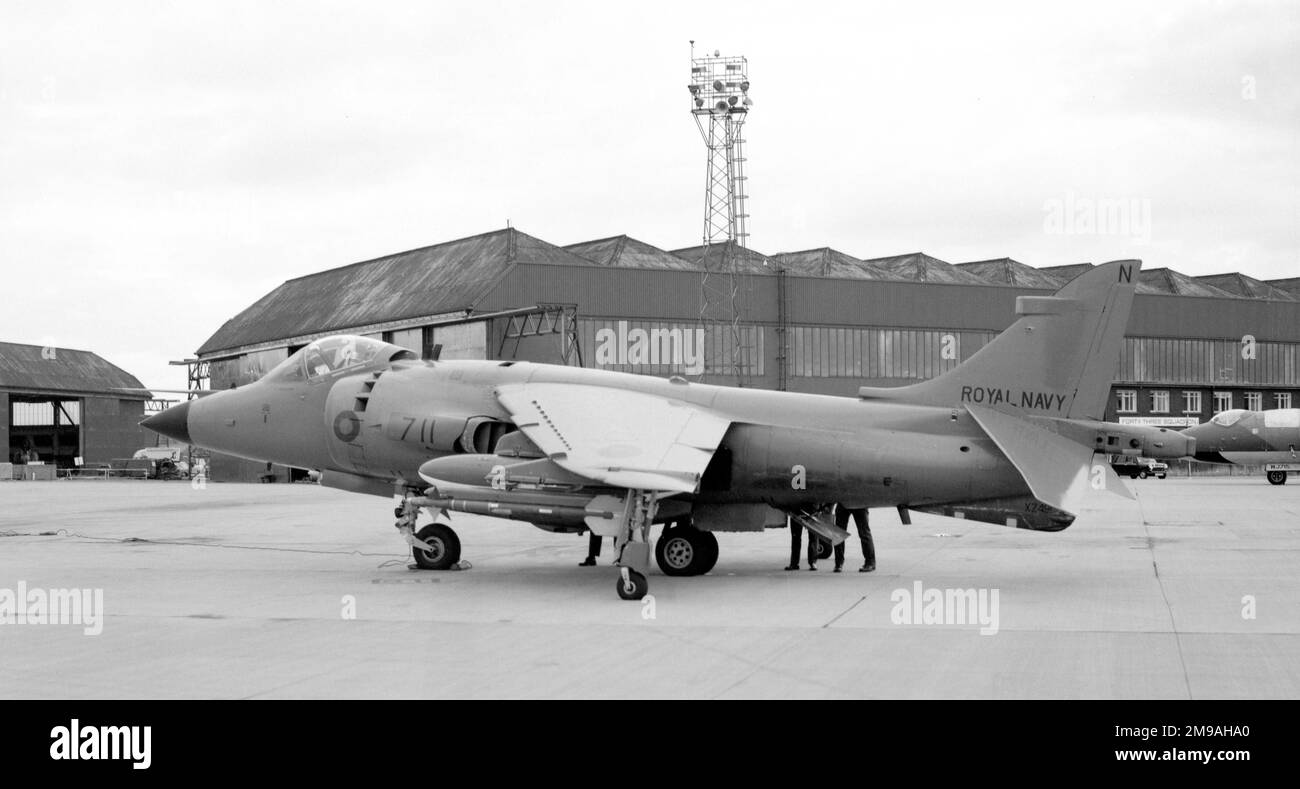 Fleet Air Arm - British Aerospace Sea Harrier FRS.1 XZ491, segnale di chiamata '711', di 899 Naval Air Squadron, imbarcato su HMS Invincible (codice base 'N'), presso la RAF Leuchars il 17 settembre 1983 Foto Stock