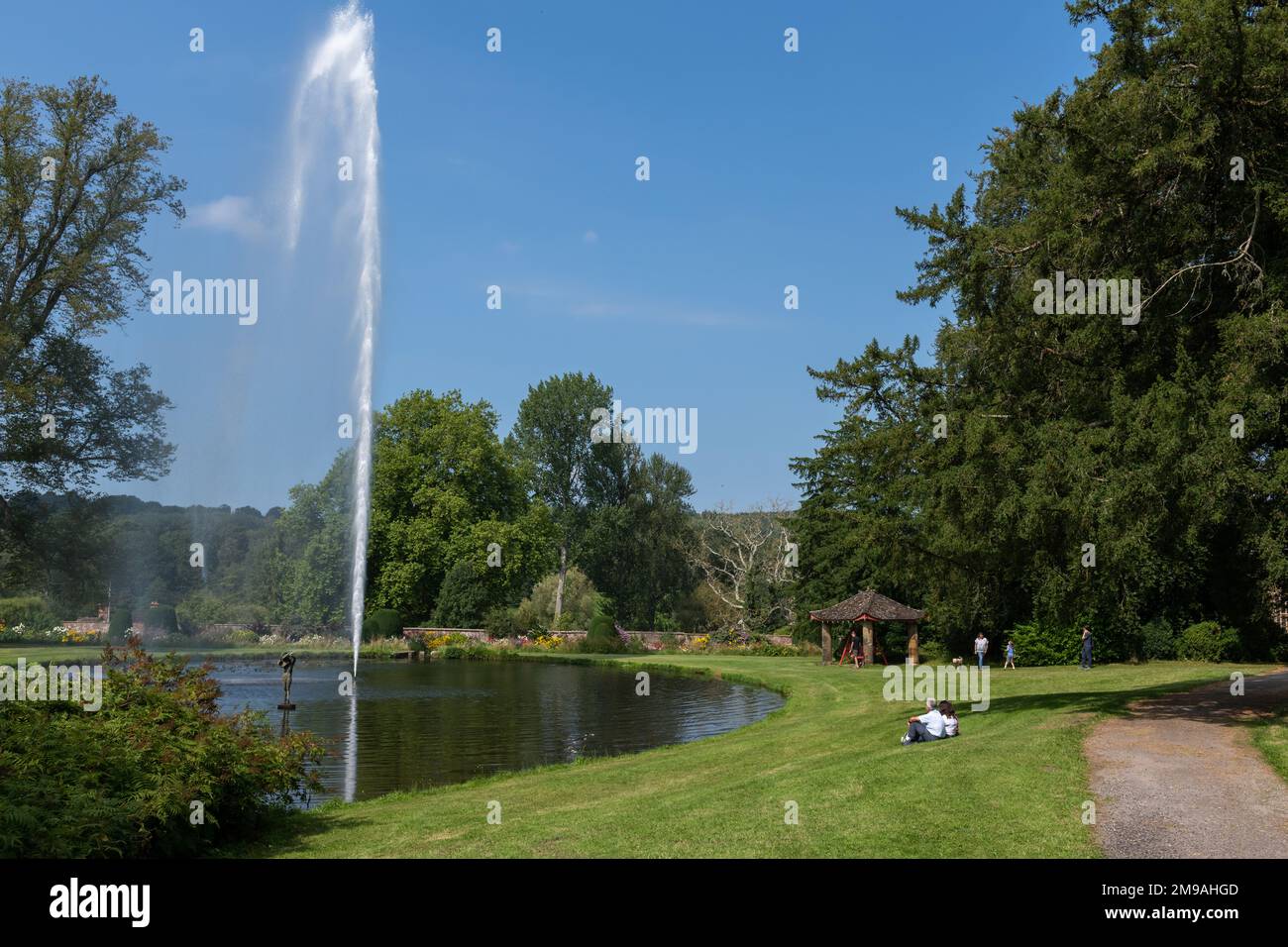 Chard.Somerset.United Kingdom.September 4th 2021.The fontana centenario sta spruzzando acqua nell'aria nel laghetto della Sirenetta a Forde Abbey in Somerset Foto Stock