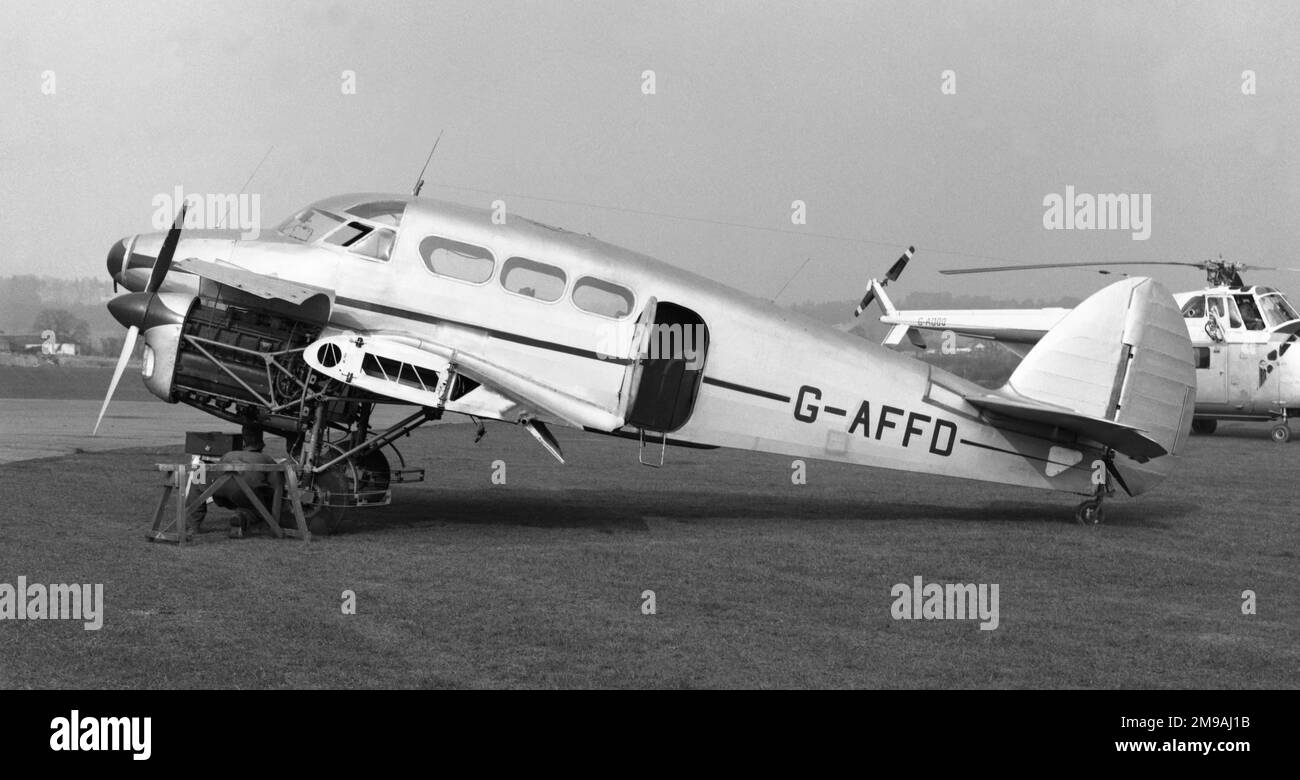 Percival P.16 Q.6 G-AFFD (msn Q.21, impressionato da RAF come X9407), il primo velivolo di produzione, a Redhill dopo essere stato ritirato dall'uso, in compagnia della Westland WS.55 serie 1 G-AODO di Fison-Airwork. Impresso nell'aprile 1940 come X9407. Dopo essere sopravvissuto alla guerra e al servizio post-bellico, l'AFFD è stato ritirato dall'uso nel maggio 1959and è stato un progetto di restauro dagli anni '1960s. Conosciuto per l'ultima volta a Seething (2009) via Redhill, Duxford, Isle of Man e Fenland Foto Stock