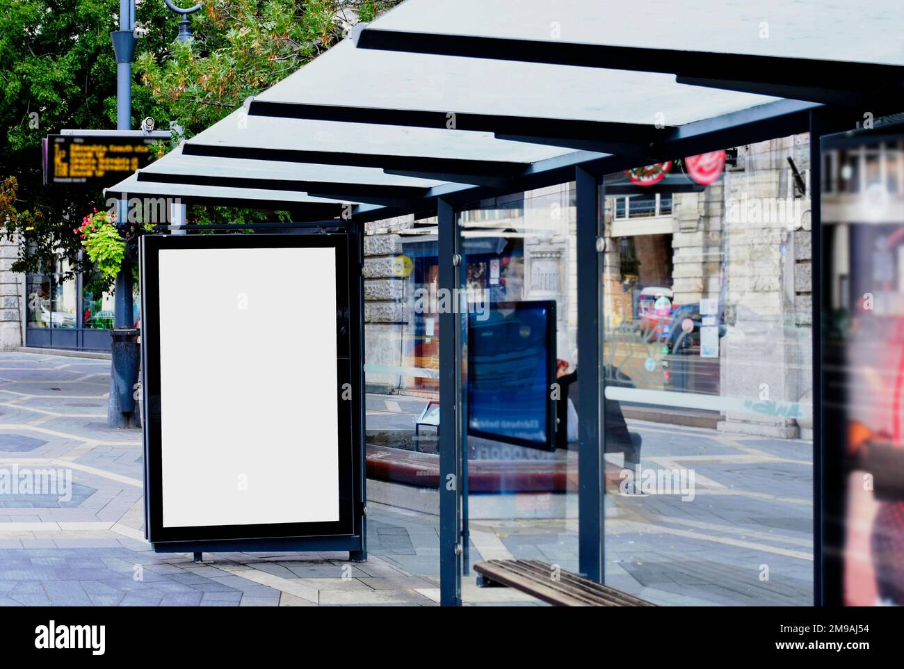 riparo autobus con cartello luminoso. sfondo mock-up. pannello pubblicitario in vetro per affissioni con spazio pubblicitario bianco vuoto. strada urbana impostazione. cartello esterno Foto Stock