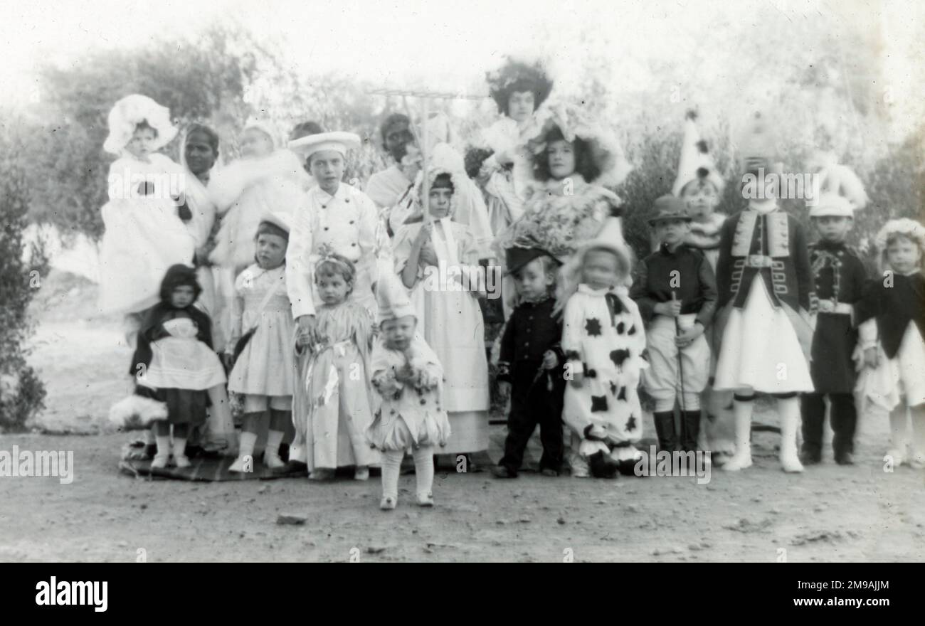 Bambini coloniali in abito fantasia con nannie indiane Foto Stock