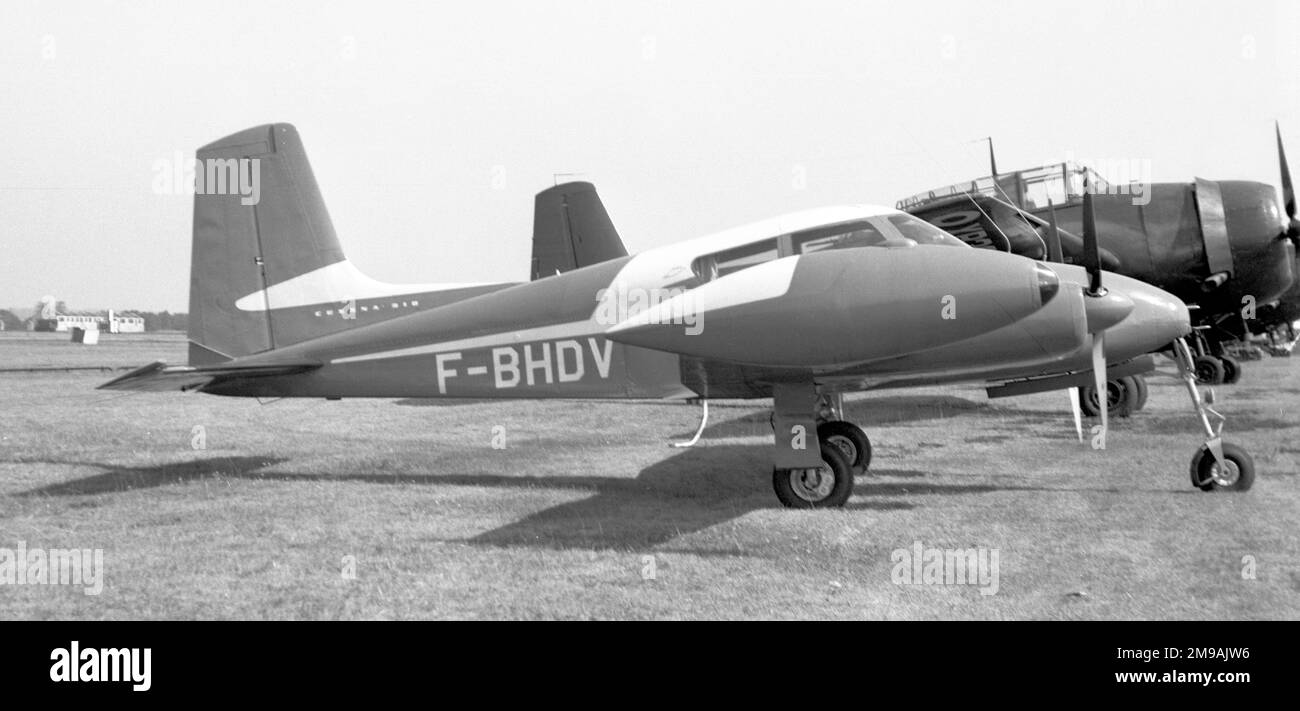 Cessna 310 F-BHDV (msn 35068), della Societe Turbomeca, presso l'aeroporto di Blackbushe 5-11 settembre 1955, parcheggiato per visitare lo SBAC Farnborough Airshow, in compagnia di due Royal Naval Reserve Grumman Avenger AS.4s. Foto Stock