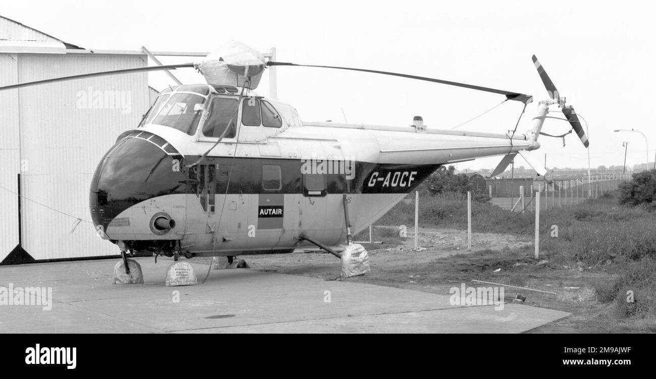 Westland-Sikorsky WS-55 Series 1 G-AOCF (msn WA56), di Autair all'aeroporto di Luton 14 settembre 1955 - 06 aprile 1964: British European Airways Helicopters Ltd come G-AOCF, nominato 'Sir Lionel '. Dal 06 aprile 1964 al 17 ottobre 1966: BEA Helicopters Ltd., (cambio nome/trasferimento). 17 ottobre 1966: Venduto ad Autair. Dal 31 ottobre 1966 al 21 marzo 1967: Affittato in Libia come 5A-DBA. Dal 21 marzo 1967 al 03 novembre 1967: Ritorno in Autair come G-AOCF. Dal 29 novembre 1967 al 18 dicembre 1968: Ceduto a Bristow Helicopters Ltd, 18 dicembre 1968: Trasferito a Helicopter Rentals, Bermuda come VR-BDB, affittato in Canads come C-GS Foto Stock