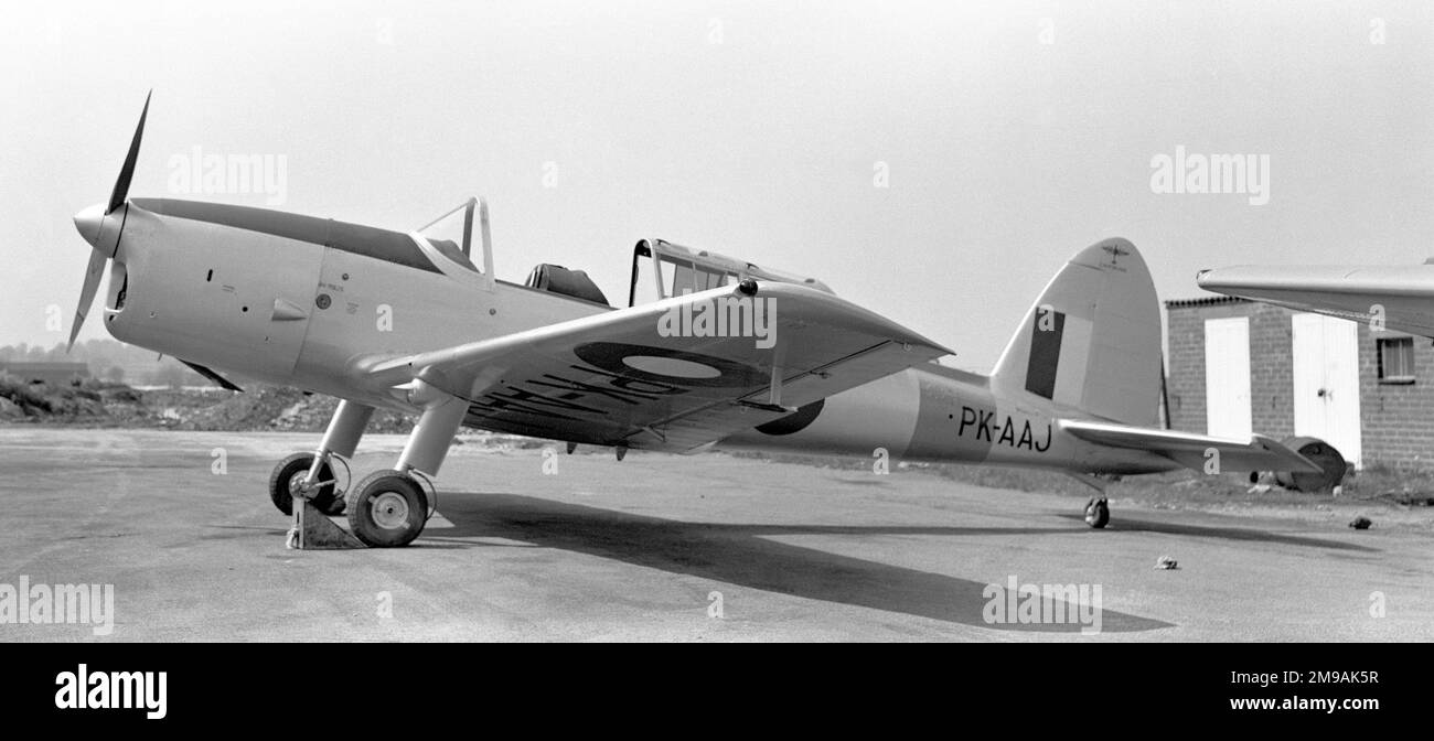 Indonesian Air Force - de Havilland Canada DHC.1 Chipmunk T.10 PK-AAJ, presso Hawarden prima della consegna. Foto Stock