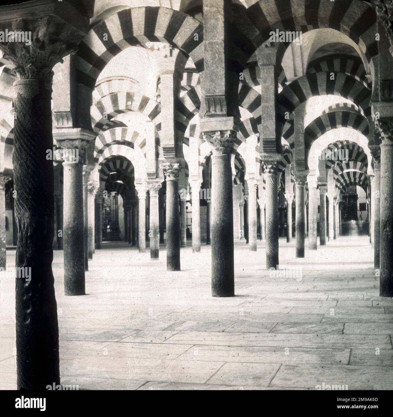 Archi nella Cattedrale di Cordoba, chiamata anche Grande Moschea di Cordoba, una moschea islamica a Cordoba, Spagna, trasformata in una cattedrale cristiana. Foto Stock