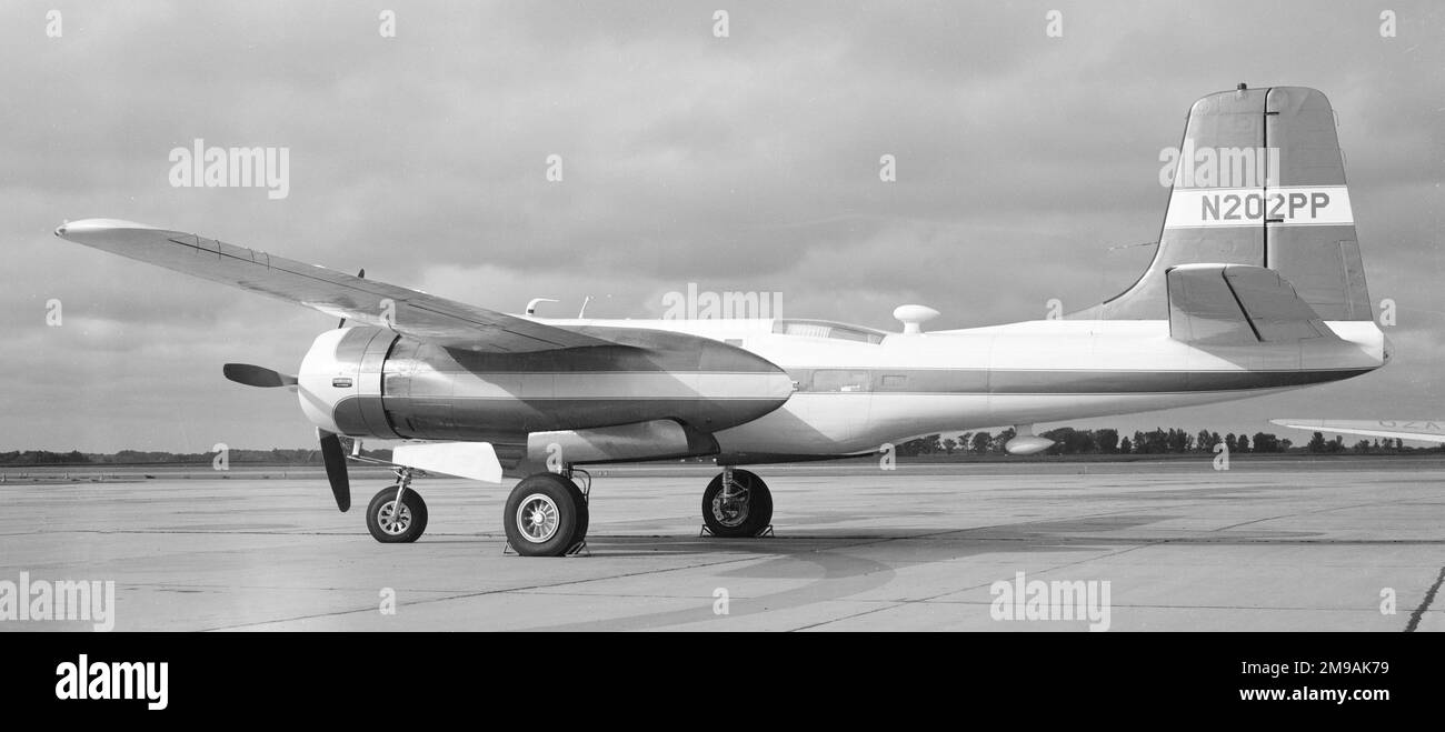 Douglas B-26B Invader N202PP (msn 27847, ex 44-34568), di Purolator Products. 1945: Costruito come un Douglas A-26B-61-DL Invader per l'esercito degli Stati Uniti, ri-designato B-26B nel 1948, per immagazzinare nel 1950. 1955: Consegna all'Armee de l'Air come 44-34568. Groupe de Bombardement 1/19 'Gascogne' [GB 1/19], Tourane [da Nang], Vietnam; indicativo di chiamata radio F-UHIU. 16 novembre 1955: Ritorno a USAF. 1959-1963: N202PP - Purolator Products, New York, NY, . 1965 giugno: Trans Atlantic Airlines, Francoforte, Germania occidentale. 1965 agosto: Impaccato Karachi, Pakistan per la corsa delle armi. 1966-1969: J. P. O'CONNOR, Foto Stock