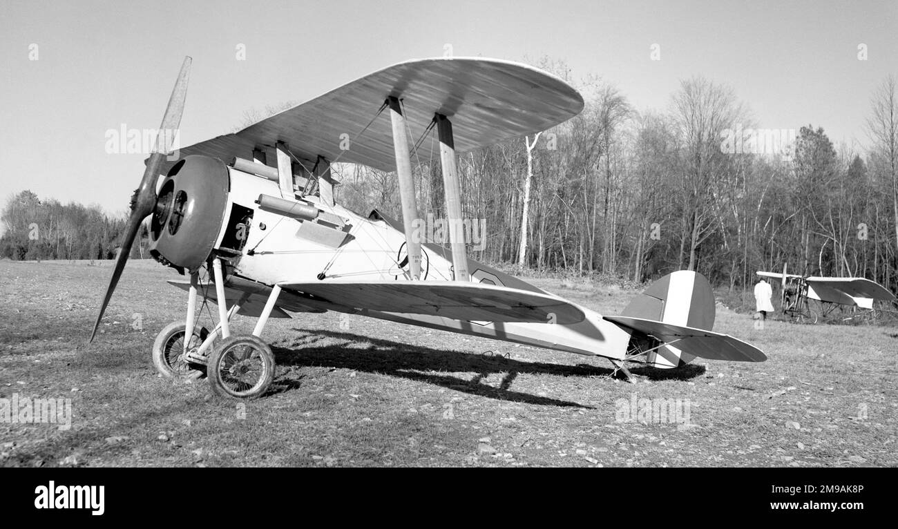 Garland Lincoln N.28 / Nieuport 28 '10' nei colori del 94th Aero Squadron, United States Army Air Service. Garland Lincoln & Claude Flagg ha acquisito diversi originali Nieuport 28s, modificandoli per lavori cinematografici. Hanno anche costruito tre nuovi aeromobili con portata ridotta, con parti di ricambio e nuove come il Garland Lincoln LF-1. Foto Stock