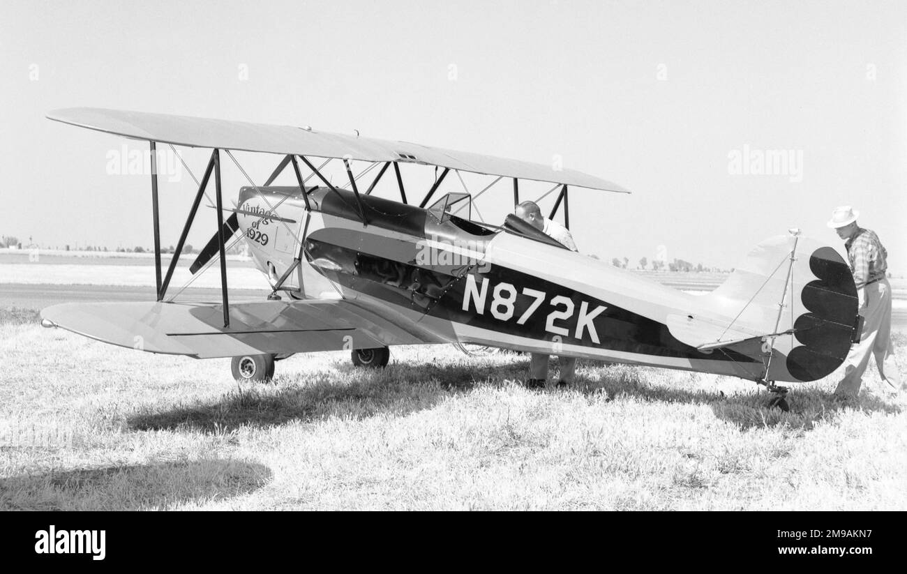 Great Lakes 2T-1 Sport Trainer N872K (msn 133). N872K è stato cancellato il 09 aprile 1966, durante una mostra aerobica improvvisata per alcuni campeggiatori in un lago secco vicino a Baker in California. Recentemente ricostruita e ri-registrata come N872K. Foto Stock