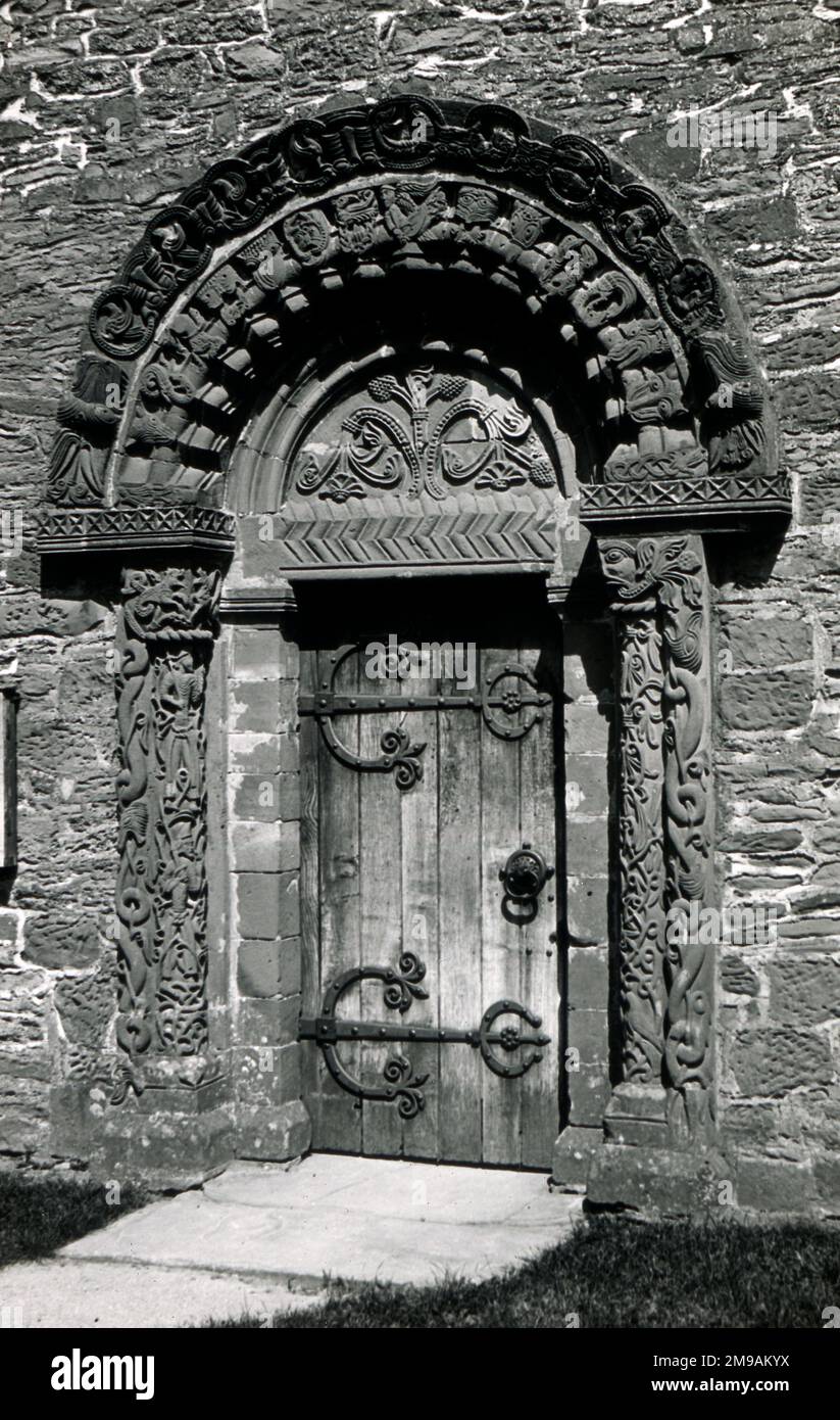 Porta della Chiesa di Santa Maria e di San David, una chiesa parrocchiale anglicana a Kilpeck, Herefordshire. Foto Stock
