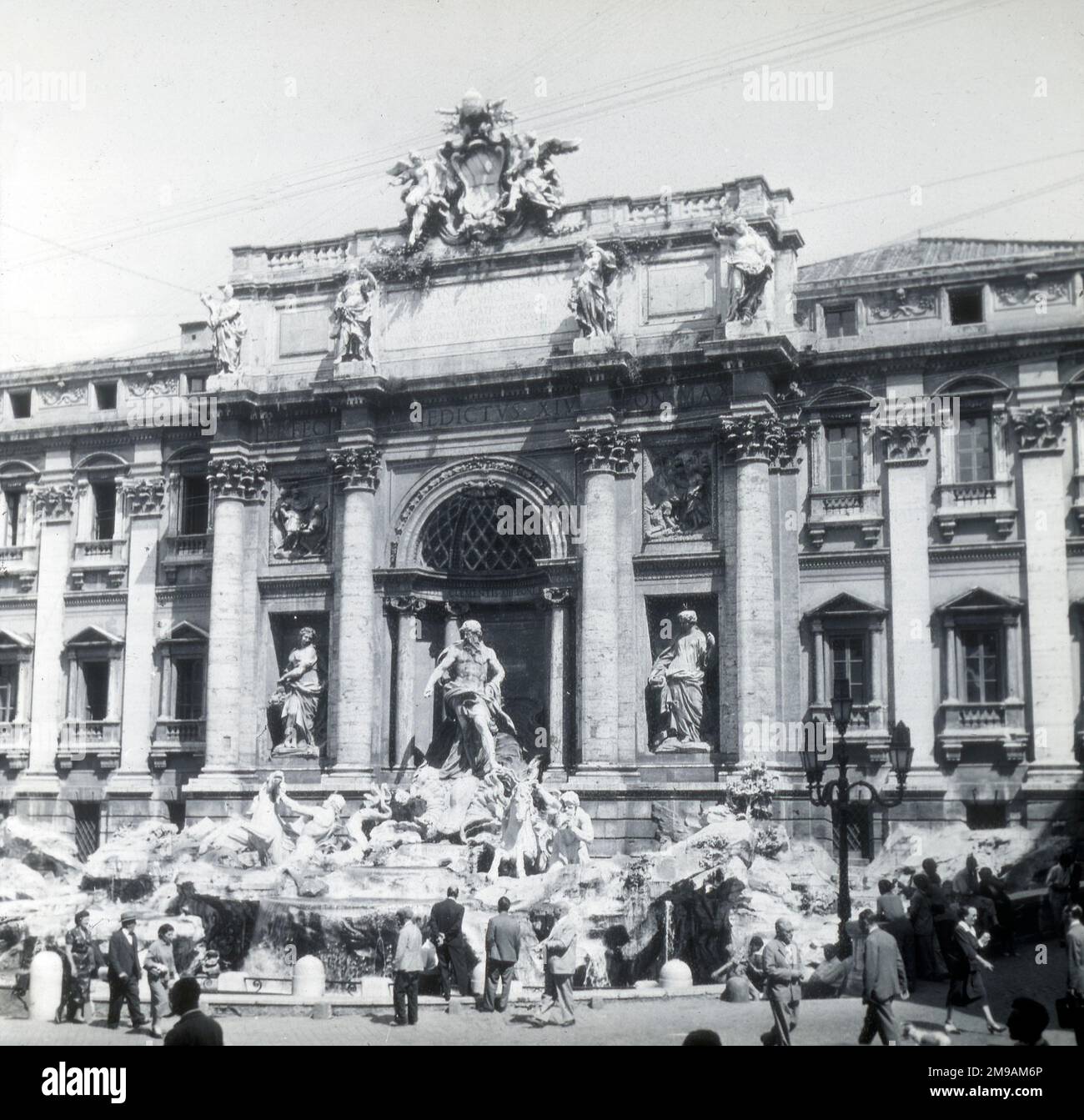 La Fontana di Trevi (Fontana di Trevi) nel quartiere Trevi di Roma, su progetto dell'architetto Nicola Salvi e completato da Giuseppe Pannini e altri. Foto Stock