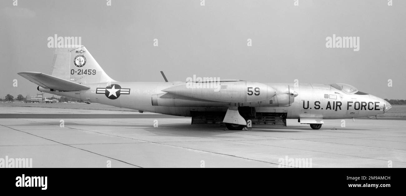 United States Air Force - Martin RB-57A-ma o-21459 (msn 42, 52-1459), della Michigan Air National Guard. Da notare la porta della bomba rotante che è vista per metà aperta. Notato il 2006 settembre al Wings of Eagles Discovery Center, Elmira, NY Foto Stock
