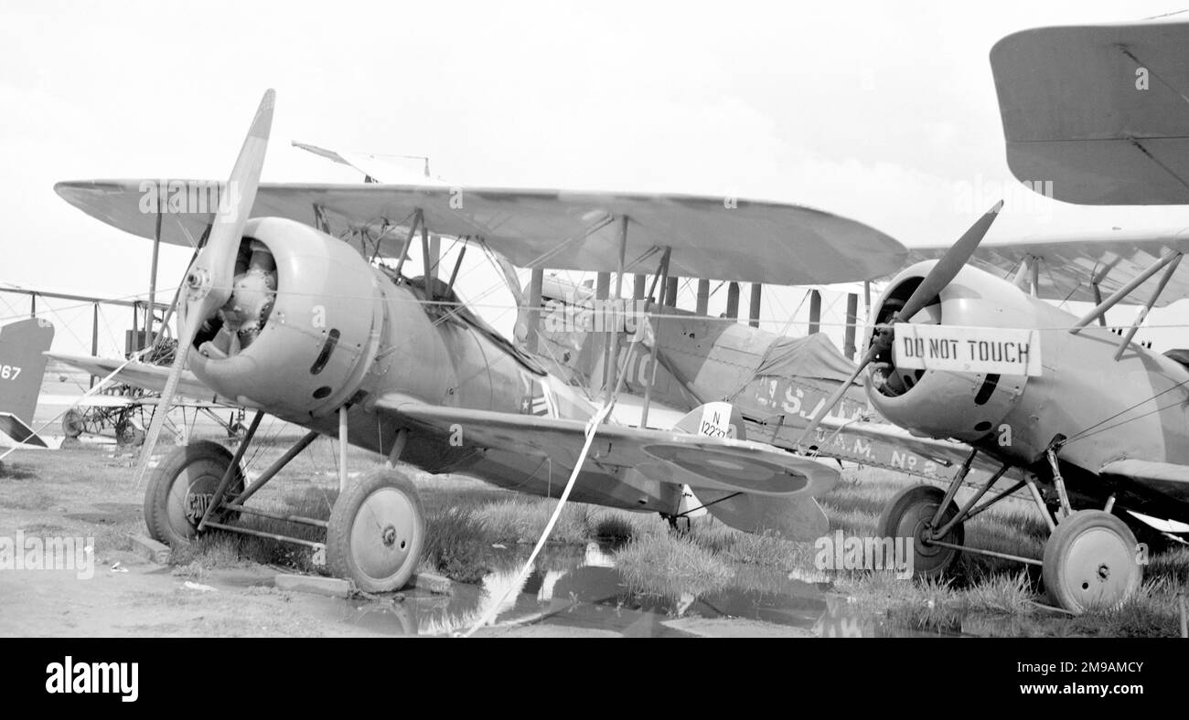 Garland-Lincoln LF-1 N12237, di Tallmantz Aviation, presso l'aeroporto della contea di Orange, in California. Il modello LF-1 era una versione rigenerata del modello Nieuport 28, con alette a breve distanza. Foto Stock