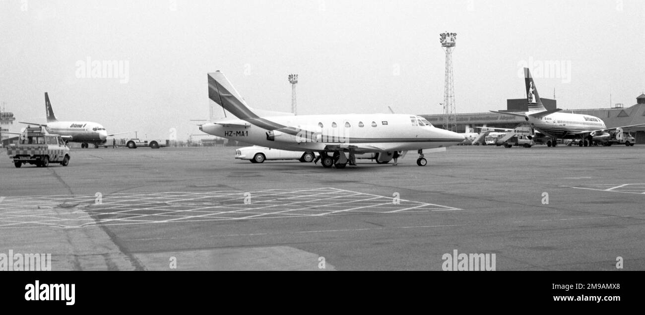 Rockwell Sabre 60 HZ-MA1 (msn 306-110) della National Commercial Bank of Saudi Arabia, palcoscenico centrale sul piazzale dell'aeroporto di Luton nel maggio 1987. Foto Stock