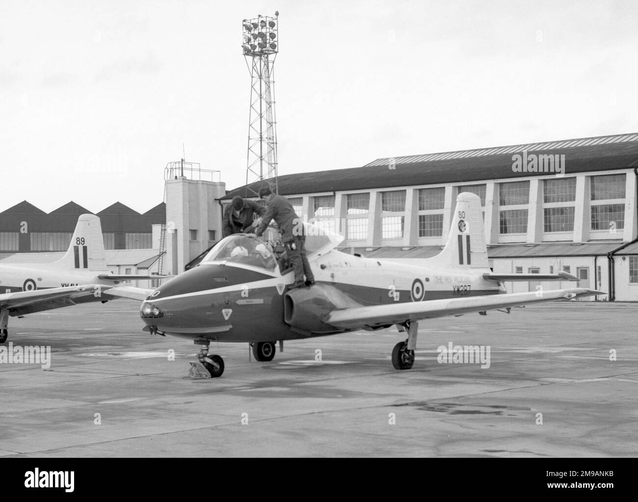 BAC Jet Provost T.5 XW287 '80', della squadra di aerobica dei "Pelicani rossi" della Central Flying School, al RAF Leuchars, circa 1973. Foto Stock