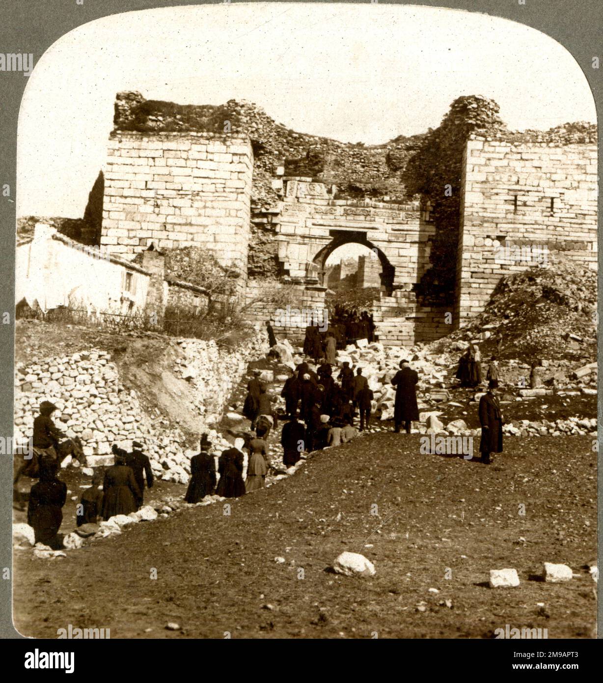 Antica porta romana di Efeso, Grecia, splendida nel giorno di San Paolo Foto Stock