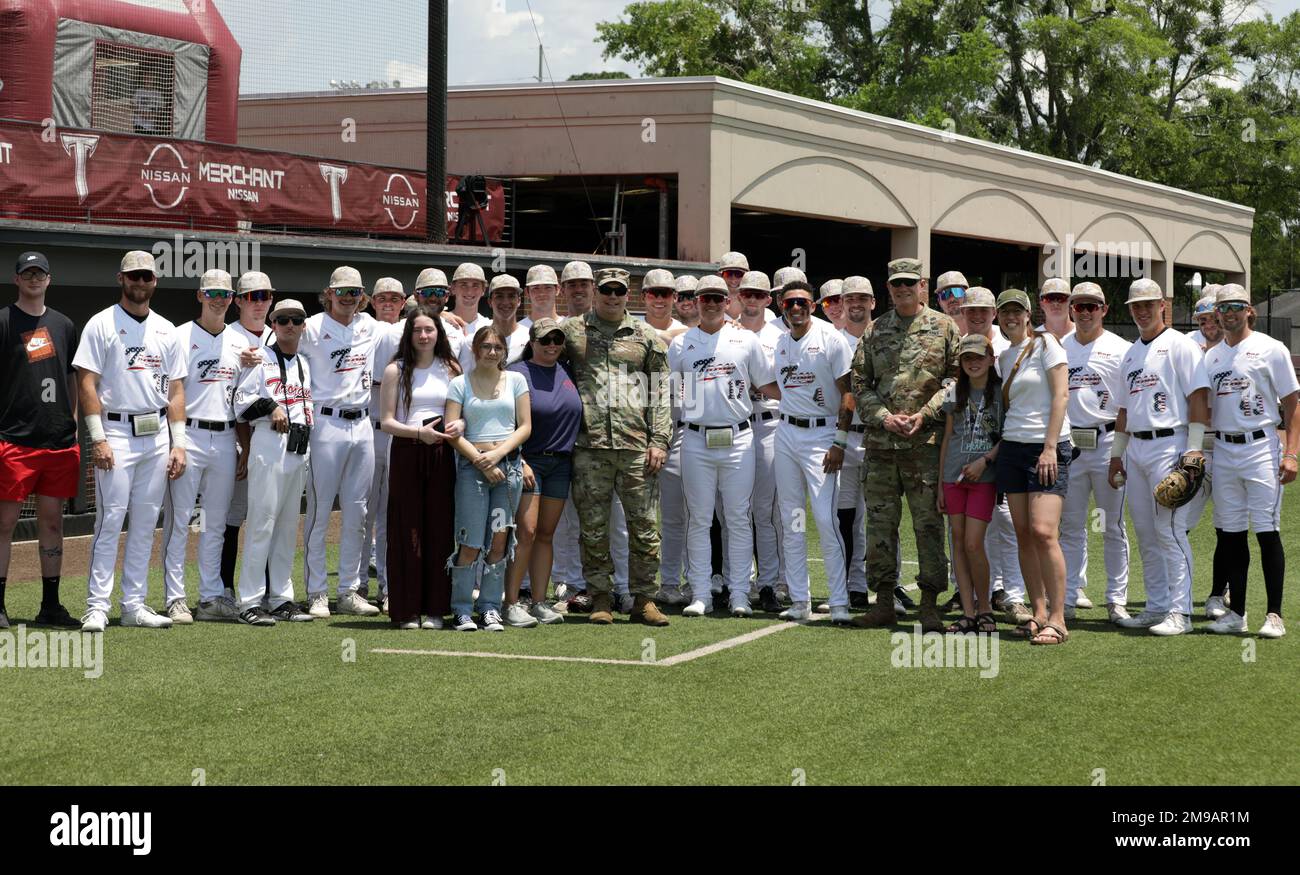 William E. Haddon, 110th Aviation Brigade Command Team, sta per una foto con la squadra di baseball della Troy University alla Troy University, Troy, Alabama, 15 maggio 2022. Foto Stock