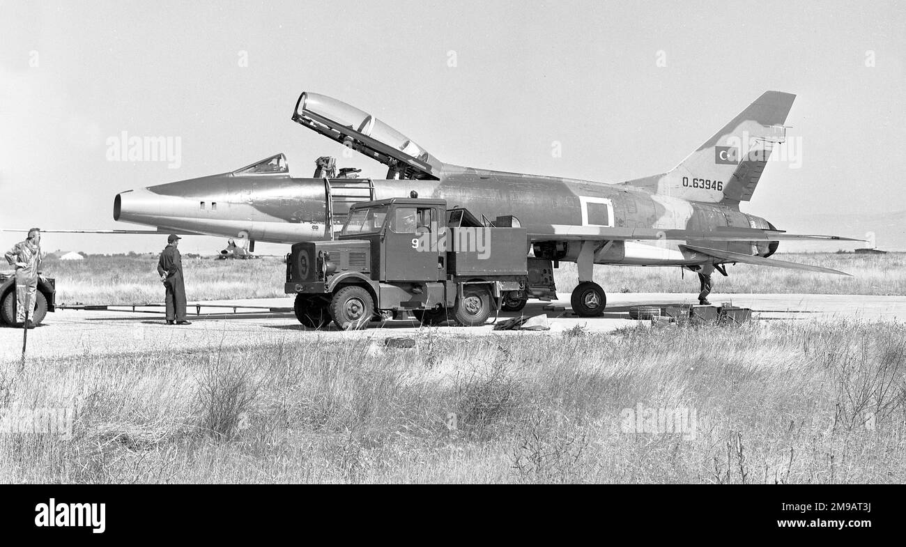 Forze aeree turche (Turk Hava Kuvvetleri) - Nord America F-100F-10-NA Super Sabre O.63946 (msn 243-122, ex 56-3946). Assegnato all'AF turco il 15 settembre 1978 e decedito il 31 gennaio 1979. Foto Stock