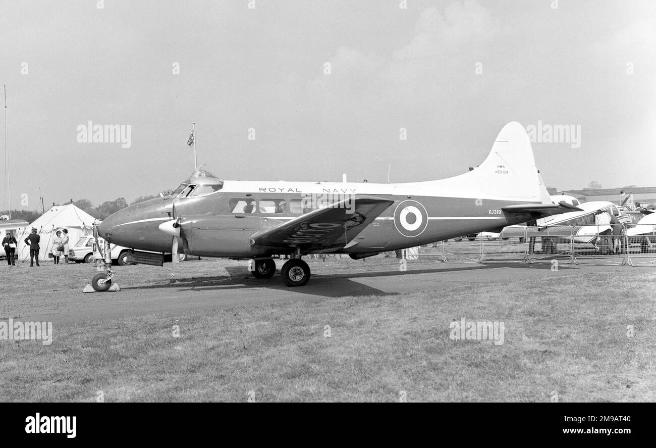 Royal Navy - de Havilland DH.104 Sea Devon C.20 XJ319, alla Fiera aerea internazionale di Biggin Hill 1973, nella distintiva livrea verde e bianca di un'ammiraglio's Barge, di HMS Heron (RNA Yeovilton). Foto Stock