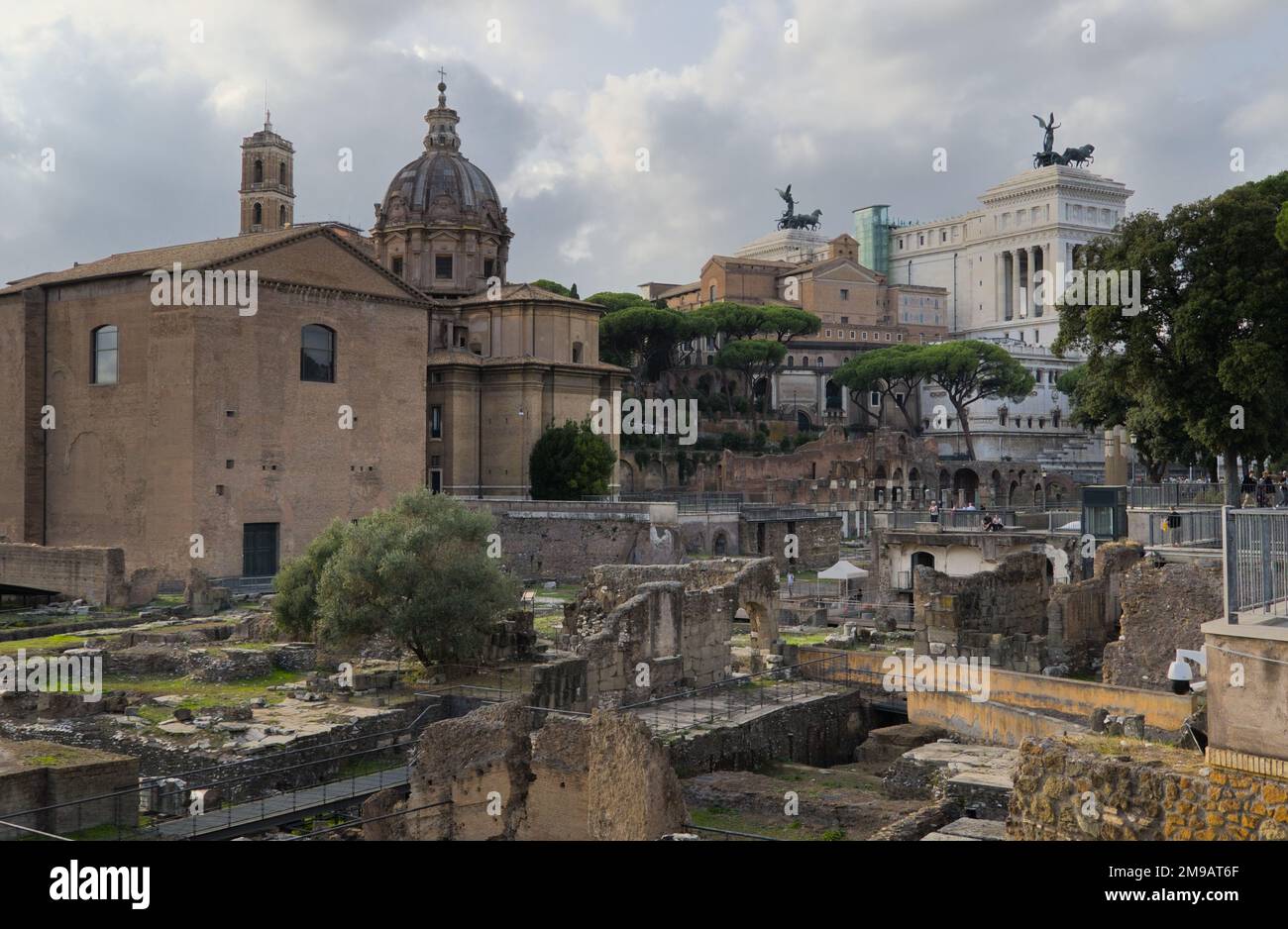 Antiche rovine della città di Roma mescolate con edifici moderni. Foto Stock