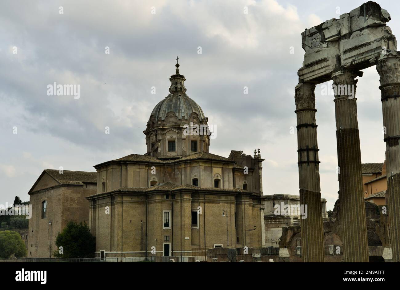 Vecchio edificio della chiesa con strutture in pietra rovinata. Foto Stock