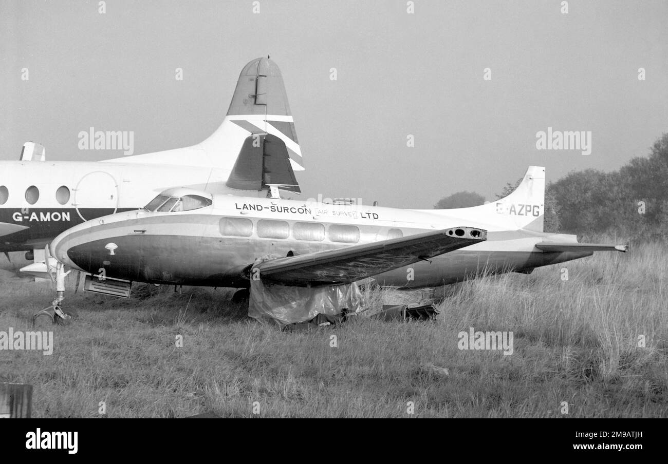 De Havilland DH.104 dove 5 G-AZPG (msn 04462), di Land-Surcon (Air Survey) Ltrd, sulla discarica di rottami presso l'aeroporto di Southend, nell'ottobre 1977. Foto Stock