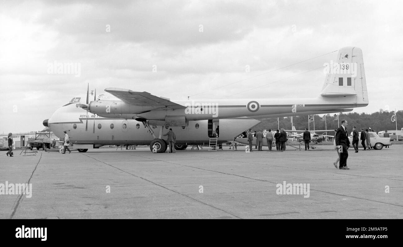 Royal Air Force - Armstrong Whitworth AW.650 Argosy C.1 XR139 (msn 6794), di No.267 Squadron, alla Fiera aerea di Biggin Hill nel maggio 1964. Foto Stock