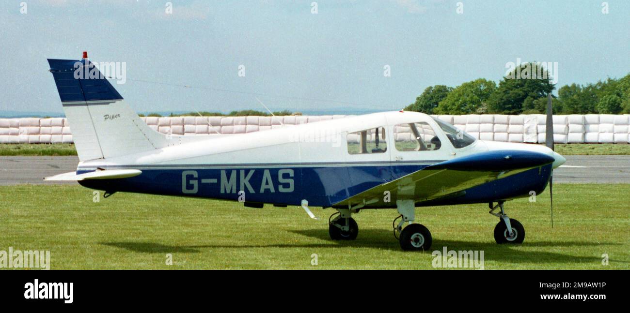 Piper PA-28-140 Cherokee Cruiser G-MKAS (msn 28-7425338). Foto Stock