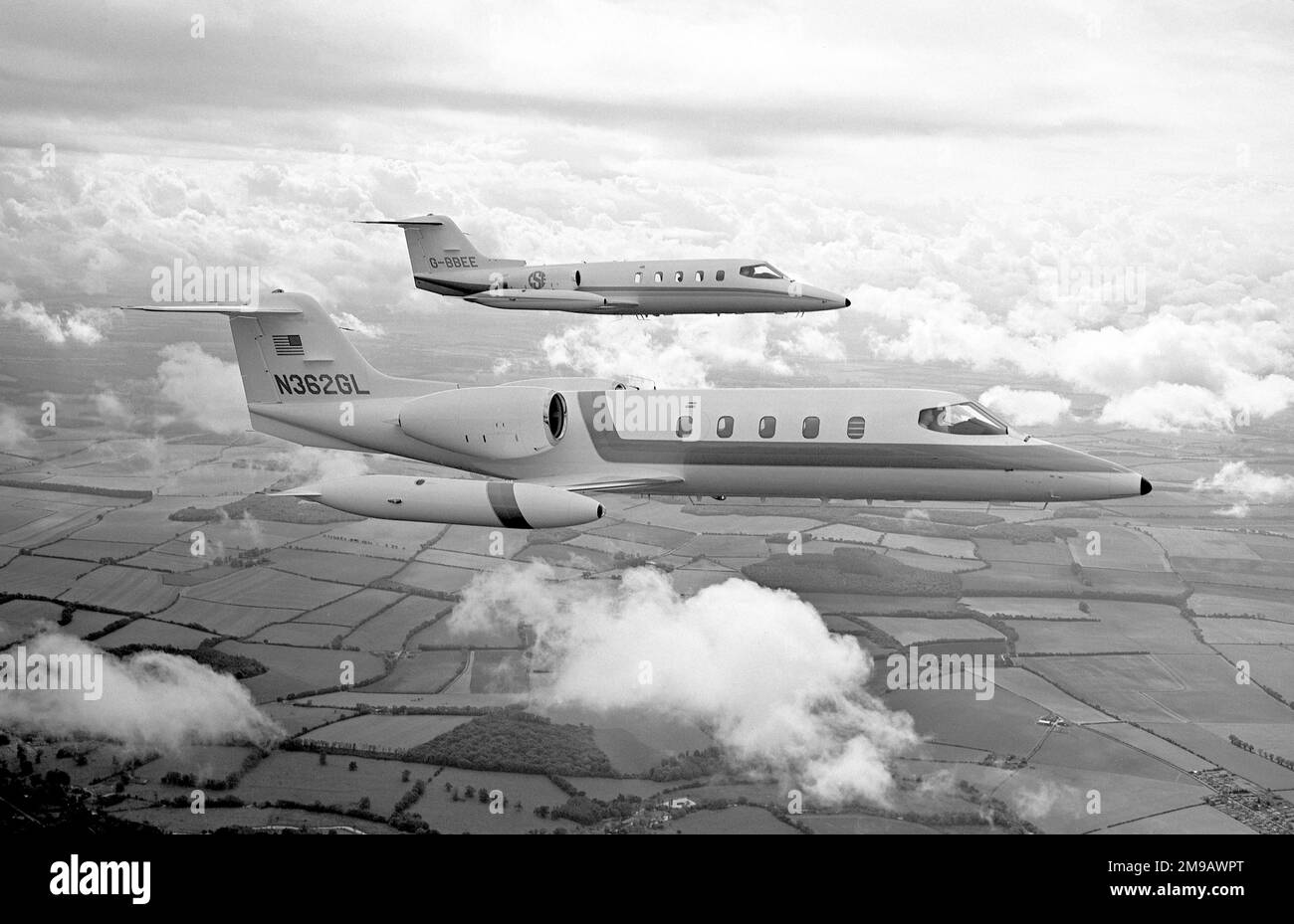 Gates Learjet 36 N362GL (msn 36-002) e Gates Learjet 25B G-BBEE (msn 25B-135), in un volo fotografico durante lo SBAC Farnborough Air Show tenutosi dal 1-8 settembre 1974, anche se non sono stati inclusi nelle mostre. N3526L, il secondo Learjet 36, è stato registrato a Gates e utilizzato come dimostratore e G-BBEE è stato registrato a CSE Aviation / Pendleton Aviation. Foto Stock