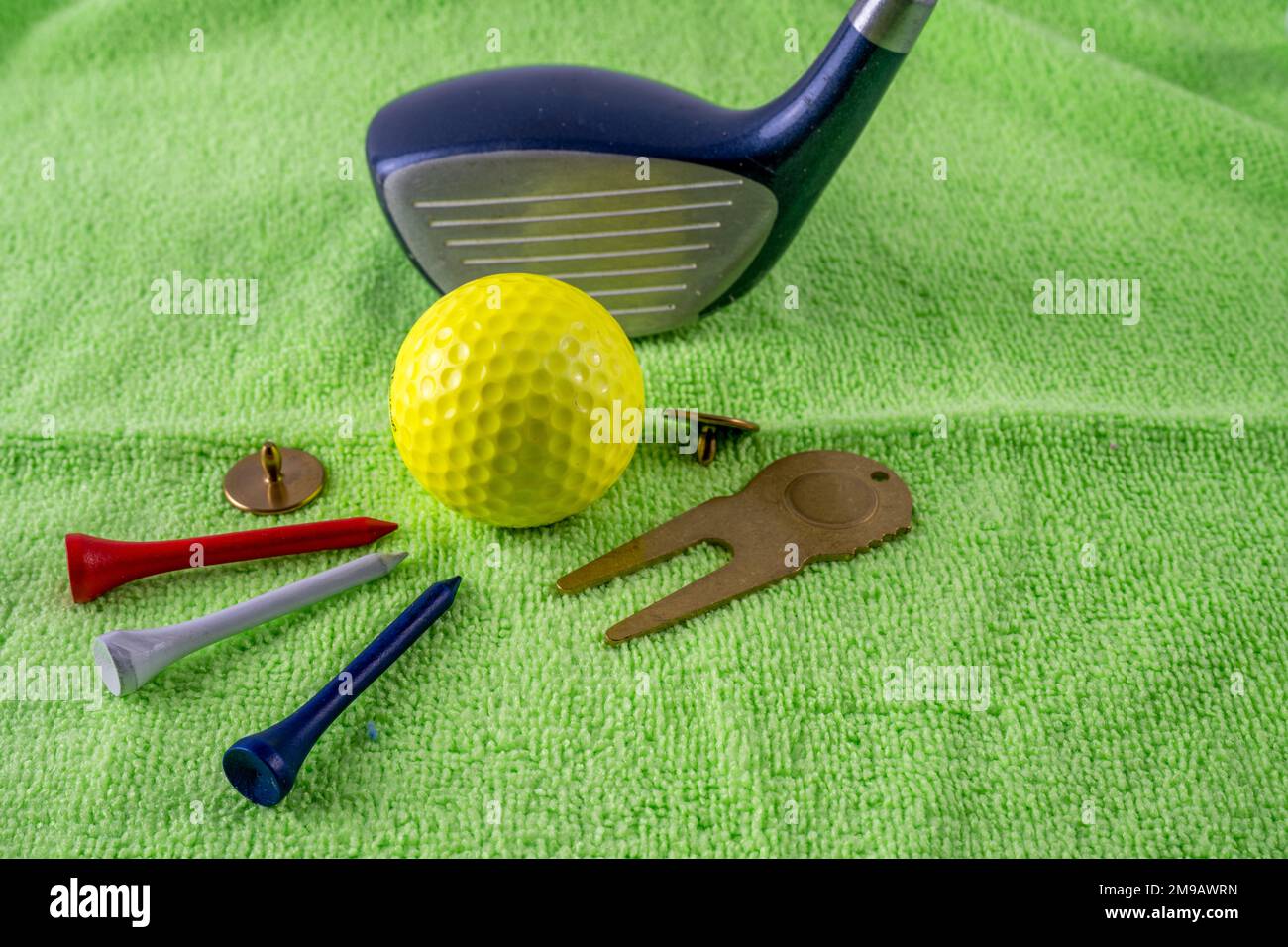 attrezzatura essenziale per una partita di golf mazze da golf, tee e  attrezzi di riparazione disposti su una superficie verde artificiale Foto  stock - Alamy