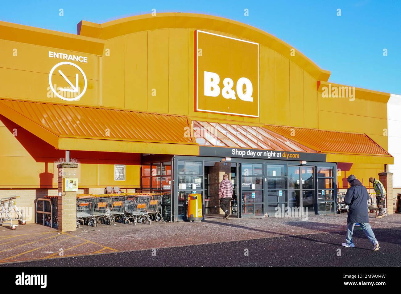 Ingresso al negozio fai da te 'B & Q', con i clienti, Stevenston, Scozia, Regno Unito Foto Stock