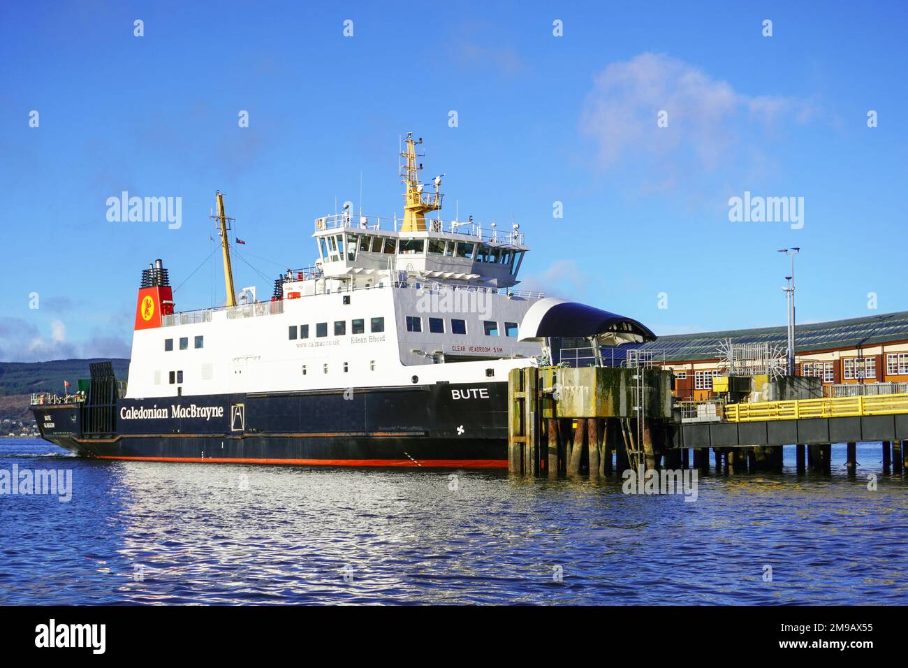 Caledonian MacBrayne possedeva MV Bute, un veicolo Eilean Bhoid e un traghetto passeggeri ormeggiato al terminal di Wemyss Bay. Il traghetto, costruito in Polonia nel 2005 vele Foto Stock