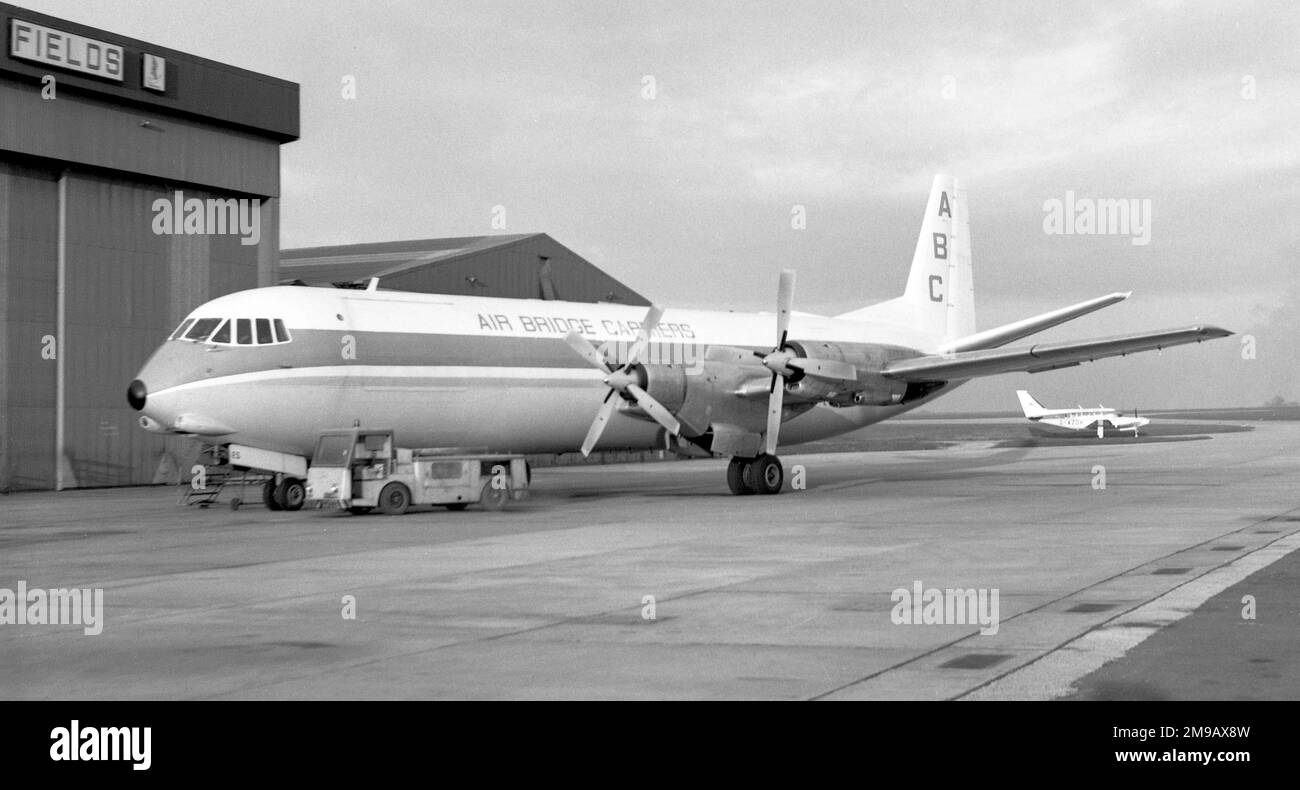 Vickers tipo 953C commerciante G-APEJ (msn 713), di Air Bridge Carriers, presso l'aeroporto delle East Midlands (Castle Donington), nel gennaio 1977. Foto Stock