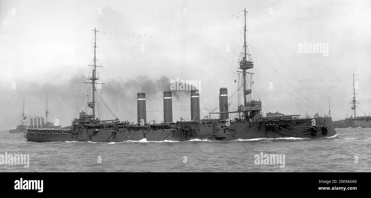 Royal Navy - HMS Hornet, un Destroyer di classe Acheron che servì durante la prima guerra mondiale e fu venduto per la sua rottura nel 1921. Fu la settima nave della Royal Navy ad essere chiamata Hornet. Hornet è stato costruito nell'ambito del programma navale del 1910-11 da John Brown & Company di Clydebank, Glasgow e lanciato il 20 dicembre 1911. Lei (e le sue navi gemelle Hind e Hydra) differiva dal cacciatorpediniere standard di classe i dell'Ammiragliato nel fatto di avere solo due alberi invece di tre. Avevano due turbine a vapore di tipo Brown-Curtis e due caldaie gemelle. Capace di 28 kN (32 mph; 52 km/h), ha trasportato due pistole da 4 poll. (100 mm), Foto Stock