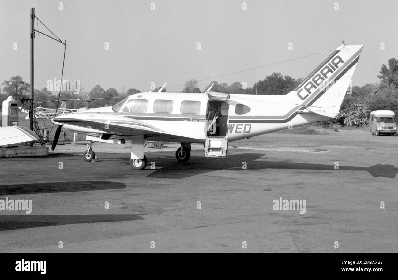 Piper PA-31 Navajo G-AWED (msn 31-109), a Elstree nel giugno 1974. Foto Stock