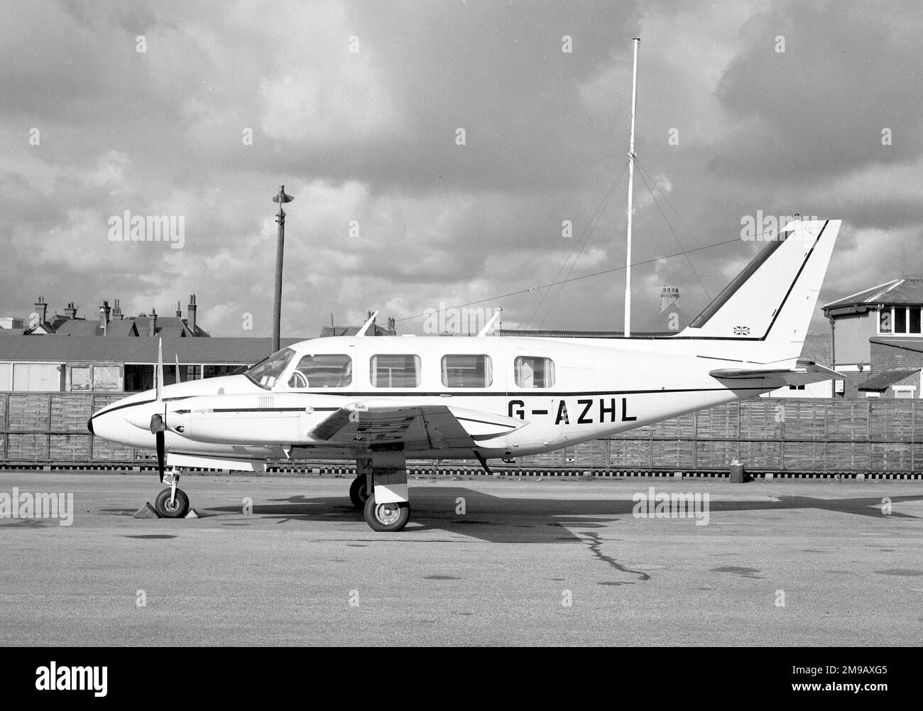 Piper PA-31 Navajo G-AZHL (msn 31-760), presso l'aeroporto Blackpool-Squire's Gate nel marzo 1974. Foto Stock