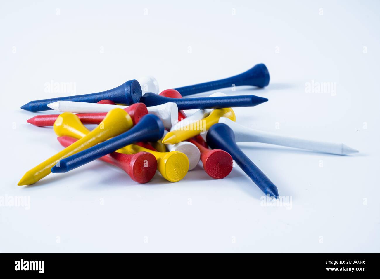 tee da golf professionali in bambù sostenibili e rispettosi dell'ambiente in vari colori biodegradabili isolati su sfondo bianco Foto Stock